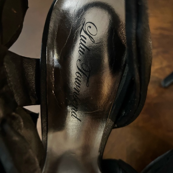 Black satin pumps by Lulu Townsend size 10 - Picture 3 of 5